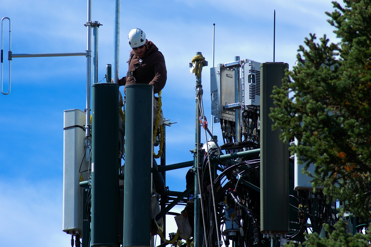 working-on-cell-tower-g765a9c9f0_1280